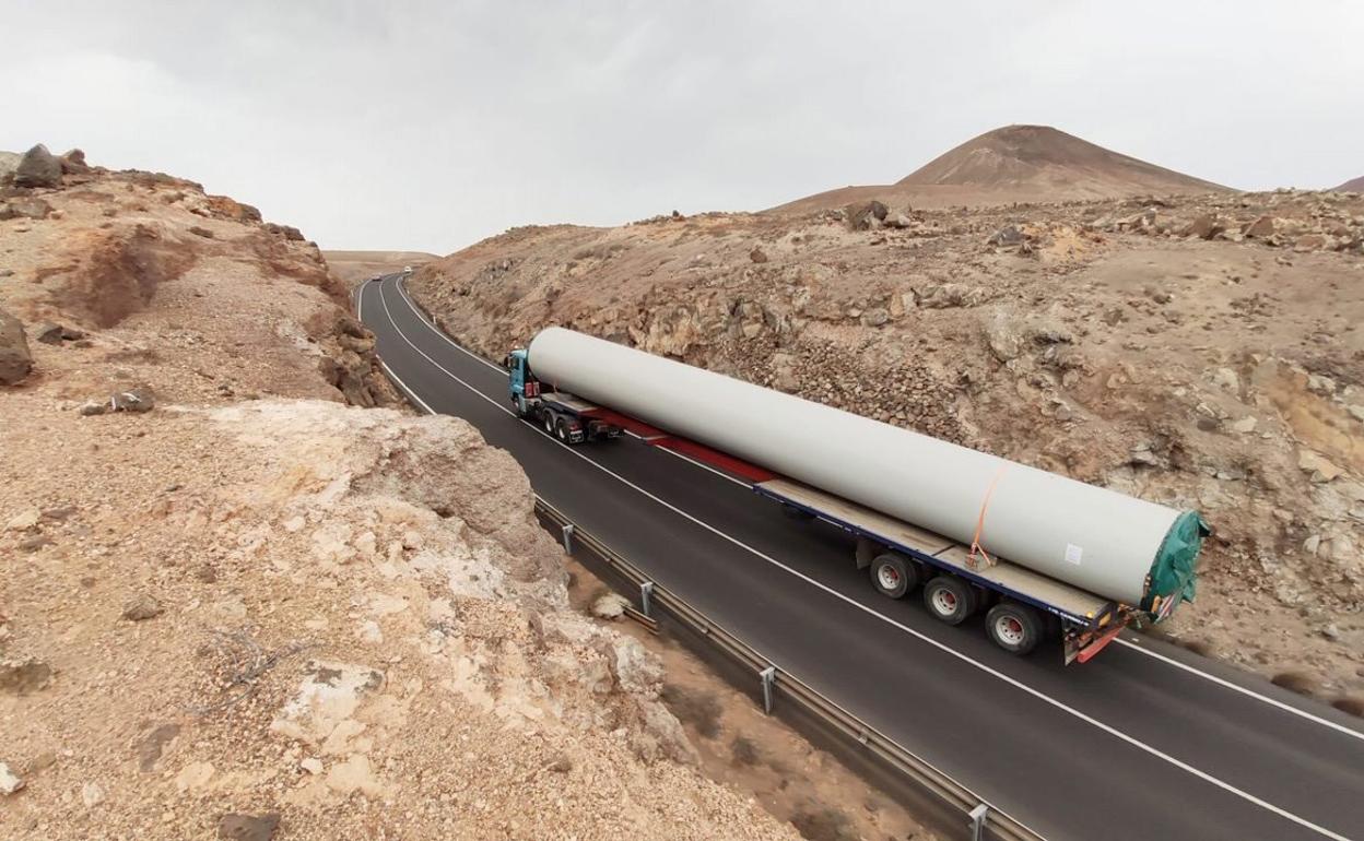 Traslado de aerogeneradores ya en servicio, proceso que se repetirá con el parque eólico San Bartolomé. 