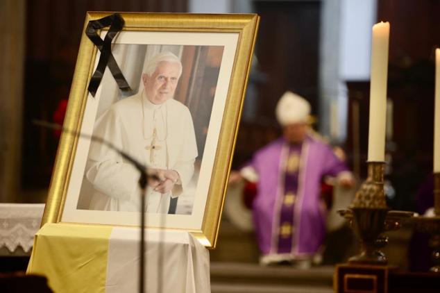 Imagen de la misa funeral de Benedicto XVI. 