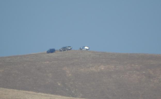 Los cuatro vehículos todoterreno, en el morrete del barranco de los Enamorados. 