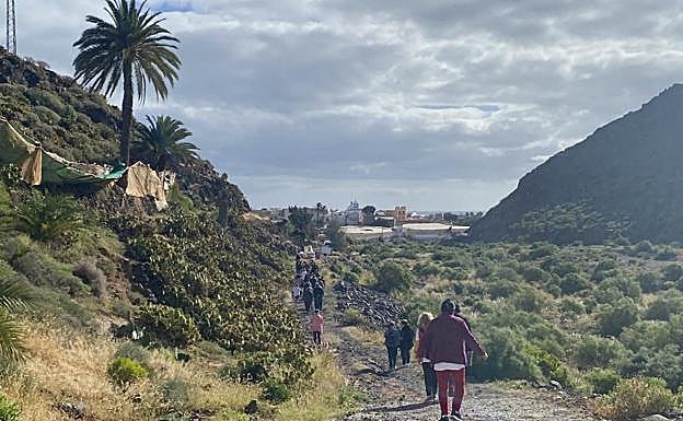 Una comitiva técnica explora los dos tramos alternativos para pasar el cable por Carrizal