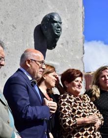 Imagen secundaria 2 - Distintos momentos del acto de reconocimiento a Agustín Reina, este jueves, en el polígono industrial de Arinaga. 