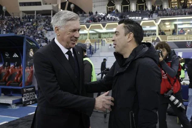 Carlo Ancelotti y Xavi Hernández se saludan antes de la final.