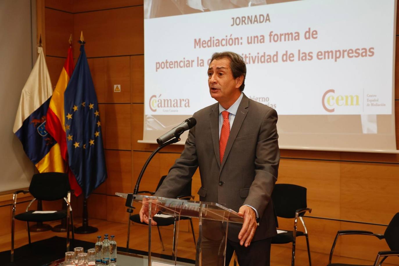 Fotos: Rafael Catalá, exministro de Justicia y presidente del Centro Español de Mediación, ofrece una charla para dar a conocer sus ventajas