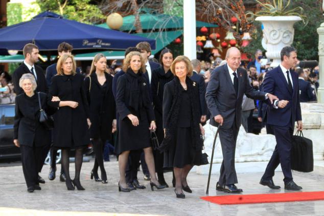 Los reyes eméritos, junto a sus hijas y sus nietos, llegan a la Catedral Metropolitana de Atenas para asistir al funeral.
