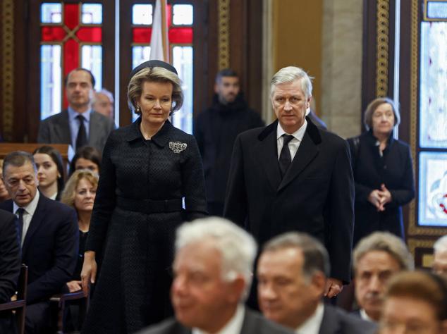 El rey Felipe de Bélgica y la reina consorte, Matilde, entran a la Catedral Metropolitana de Atenas.