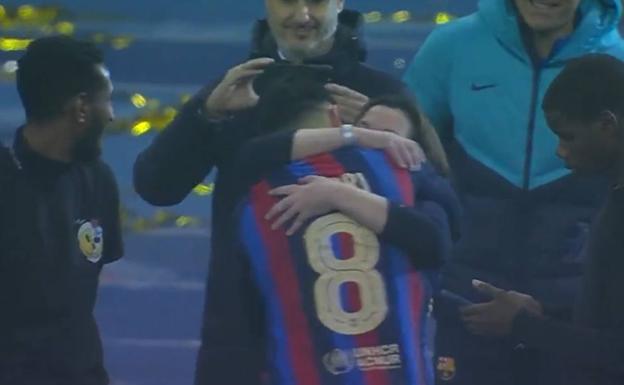 El de Tegueste corre a abrazar a su madre, que no puede contener la emoción, para celebrar el triunfo.