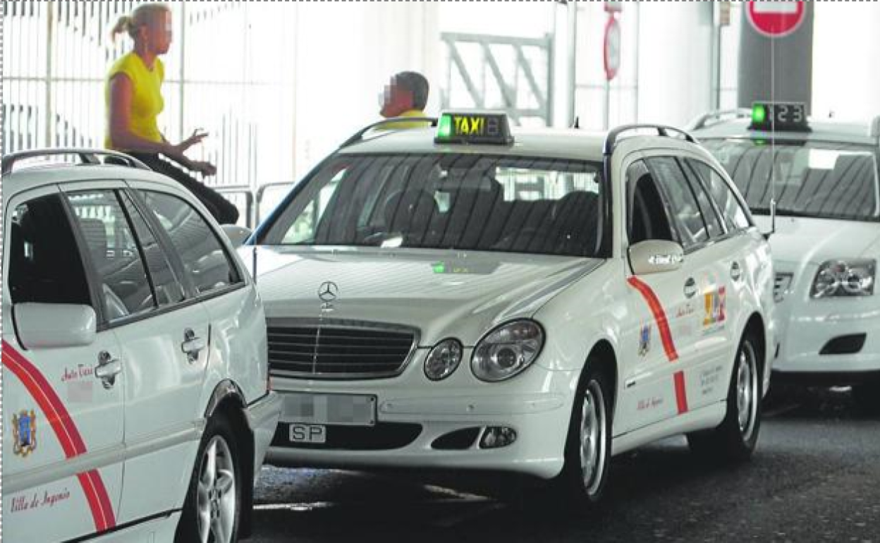 Foto de archivo de taxis de Ingenio en la parada del aeropuerto.