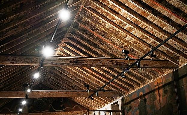 Nueva iluminación del techo que firma el ingeniero Alcorac Camino. 