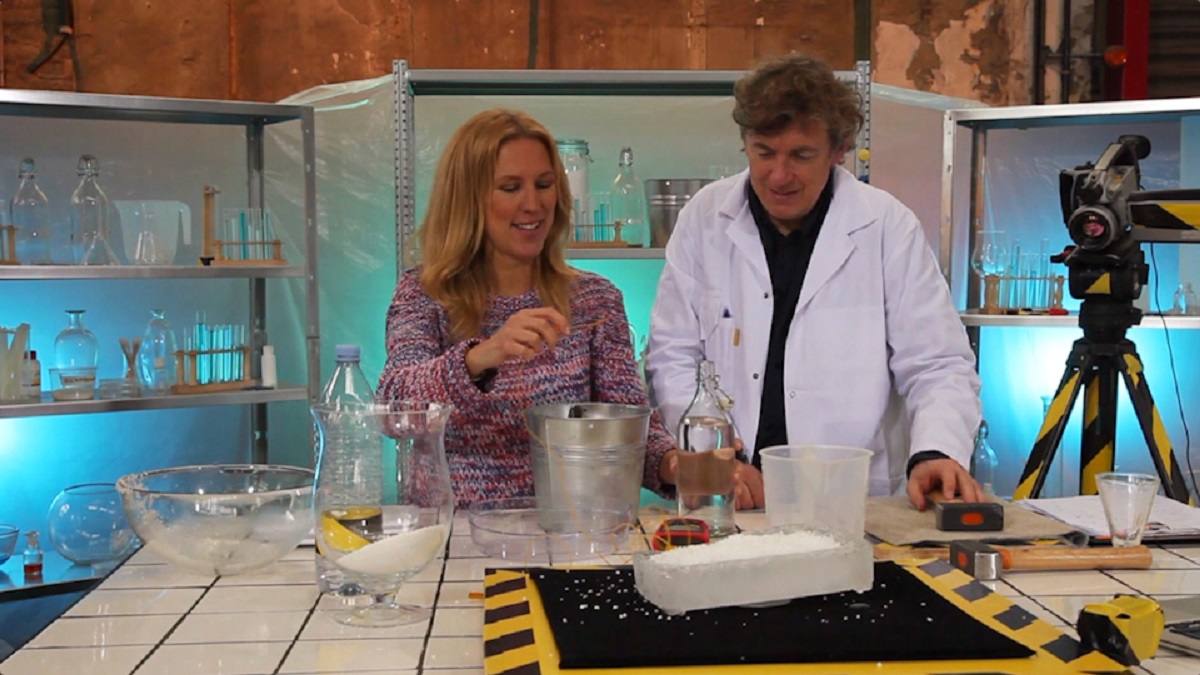 Los experimentos se realizan tanto en interiores como en exteriores. 