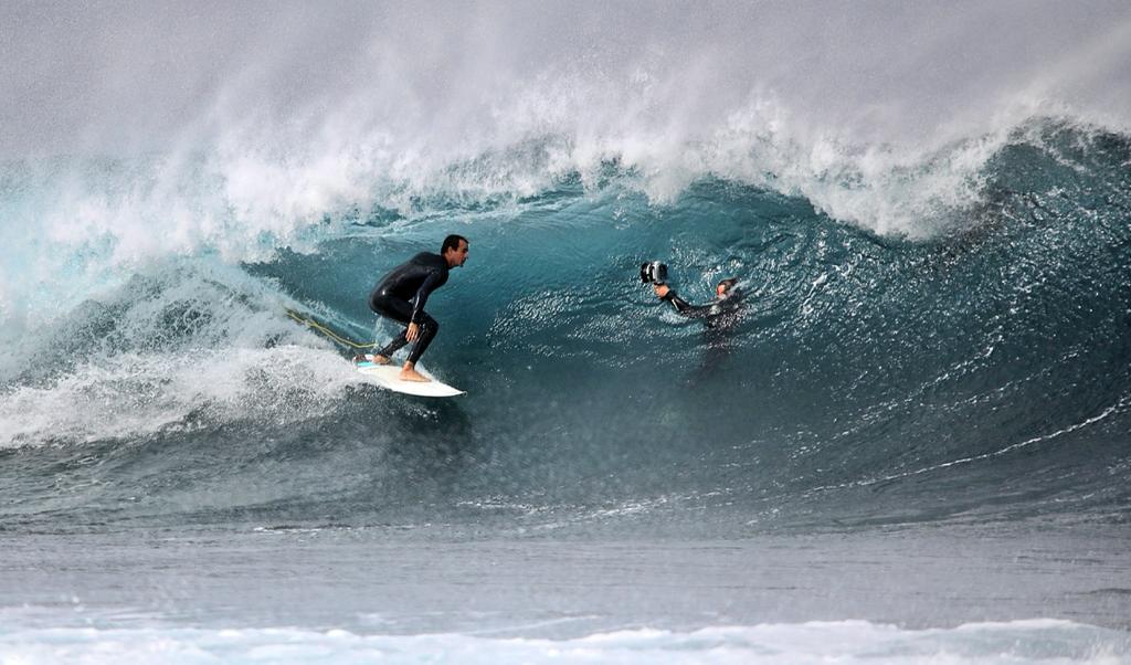 Una de las olas emblemáticas de esta zona de Lanzatote, que puede verse dañada por el emisario de salmuera según los surfistas. 