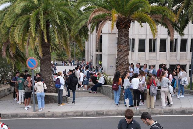 Educación publica el listado de becas de desplazamiento para estudiantes canarios