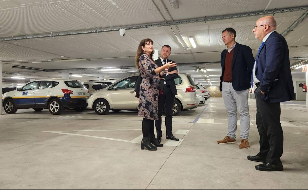 Conchi Monzón y Teodoro Sosa (izquierda) charlan con el presidente, Antonio Morales, en el parquin. 