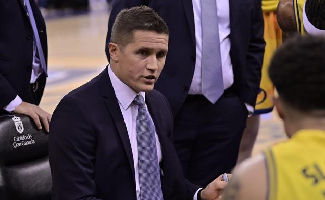 Jaka Lakovic explica la pizarra a los suyos durante el último partido del Granca en el Arena. 