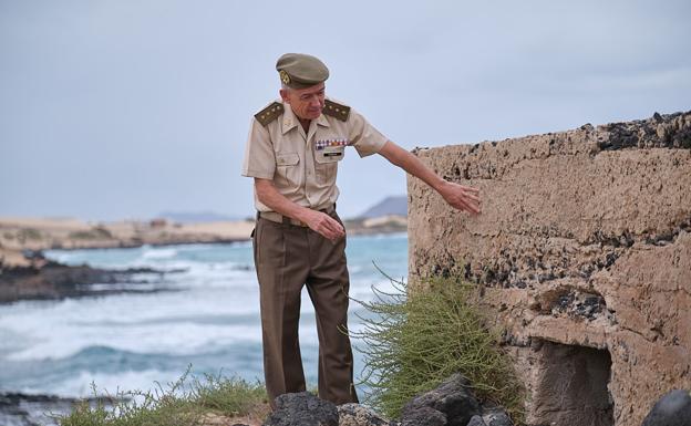 El coronel explica la técnica constructiva de estos búnkeres de defensa de playa. 