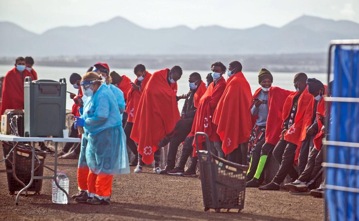 Imagen de archivo del rescate de un grupo de migrantes en Lanzarote. 