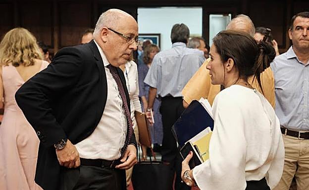 Margarita González, consejera de Función Pública, habla con el presidente en el receso de un pleno. 