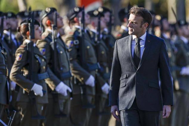 El presidente francés, Emmanuel Macron, pasa revista a las tropas a su llegada a la Cumbre Hispanofrancesa
