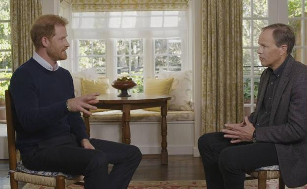 El príncipe Harry (i) y el periodista Tom Bradby, en un momento de la entrevista. 