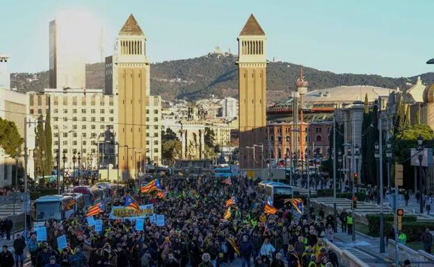 Los manifestantes en las fuentes de Montjuïc. 