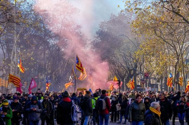 Manifestación convocada por el independentismo, en una movilización unitaria frente al Museo Nacional de Arte de Cataluña contra la cumbre.