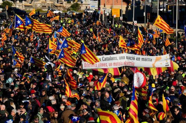 Manifestación convocada por el independentismo, en una movilización unitaria frente al Museo Nacional de Arte de Cataluña contra la cumbre.