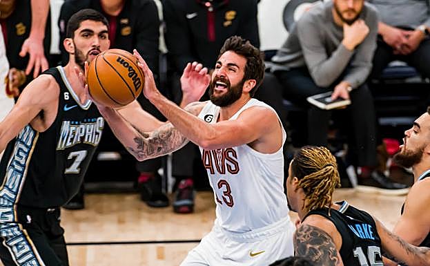 Santi Aldama defiende a Ricly Rubio. 