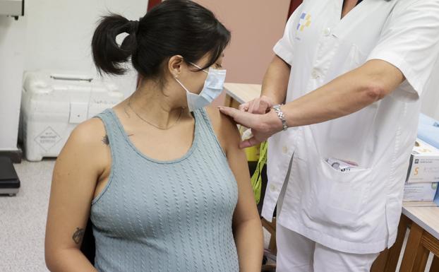 Imagen de una mujer embarazada al inicio de la campaña de esta temporada de la vacunación de la gripe y de la cuarta dosis contra la covid. 