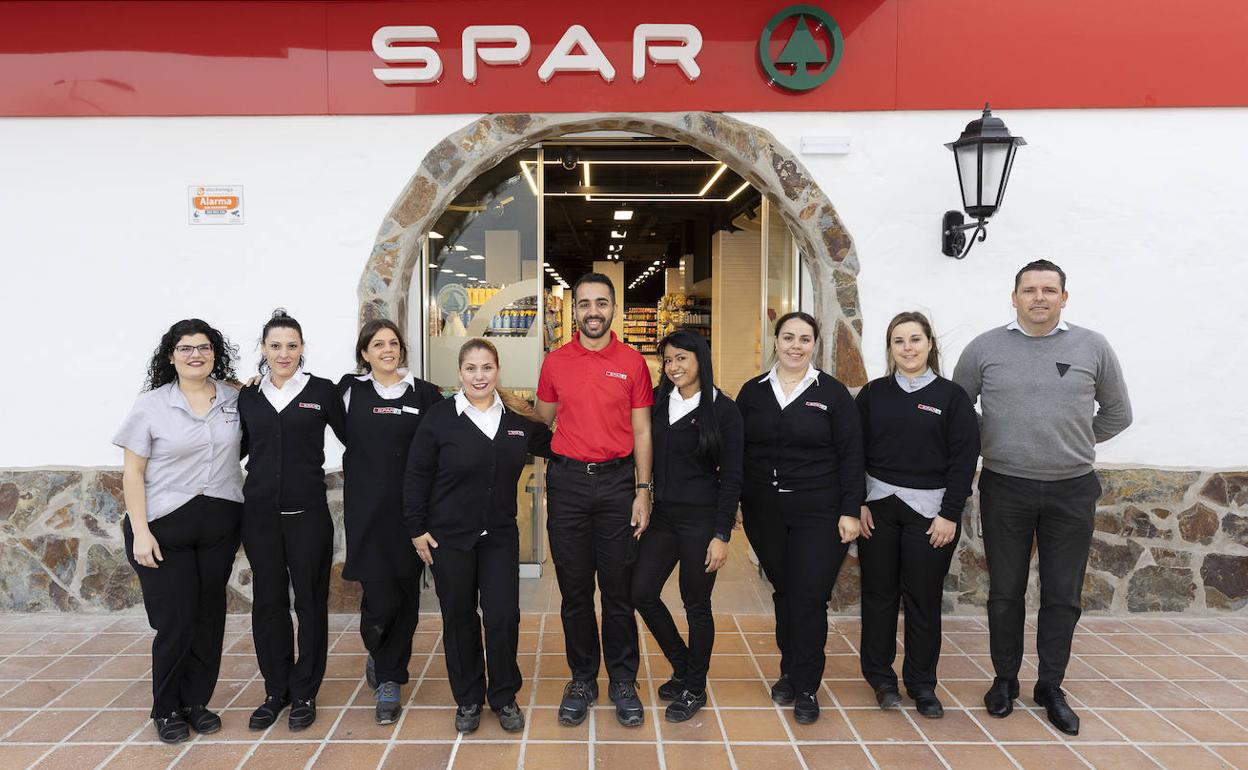 Trabajadores del nuevo establecimiento comercial de SPAR en Gran Canaria en Bahía Feliz. 
