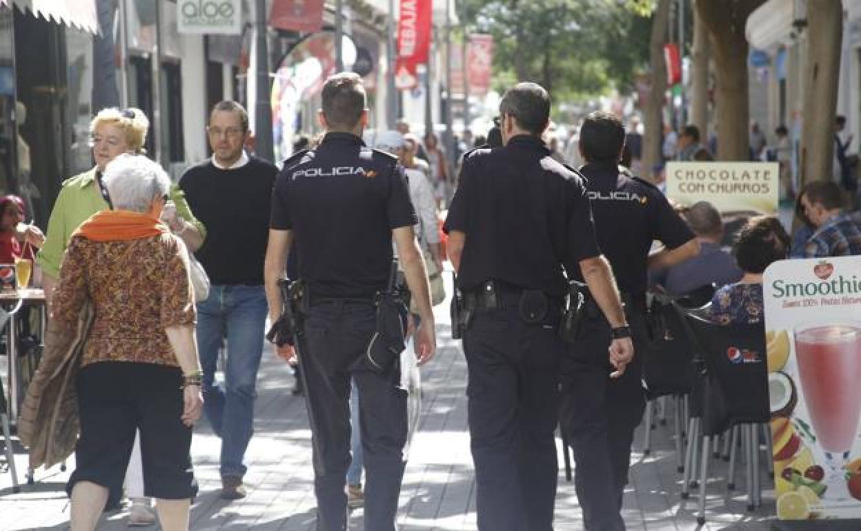 Imagen de dos agentes patrullando. 