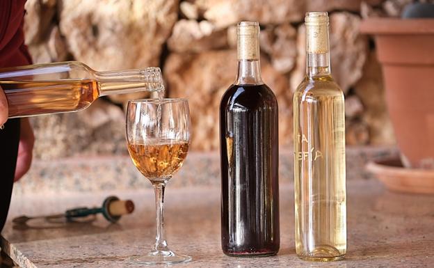Los tres vinos de Almudena Monserrat, que elabora para autoconsumo. 