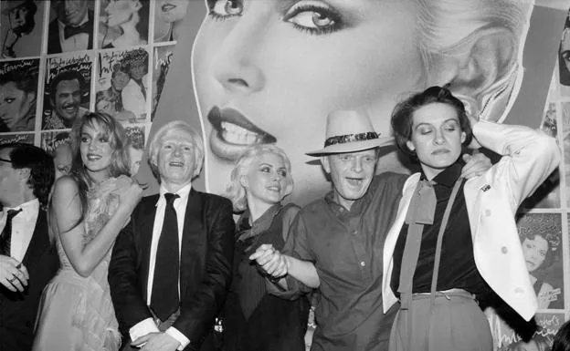 Jerry Hall, Andy Warhol, Deborah Harry, Truman Capote y Paloma Picasso. 