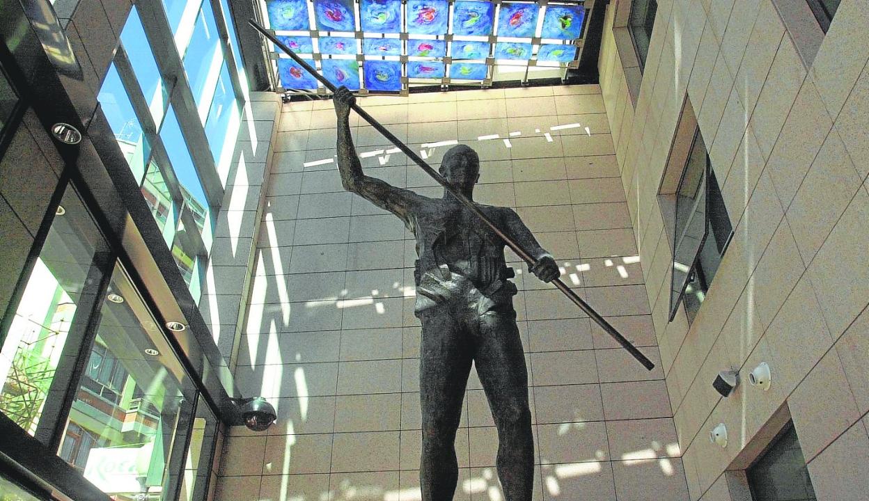Entre sus obras se encuentran la escultura 'Hombre' y las vidrieras para lo que fue la sede de La Caja de Canarias (hoy CaixaBank), en Triana. 