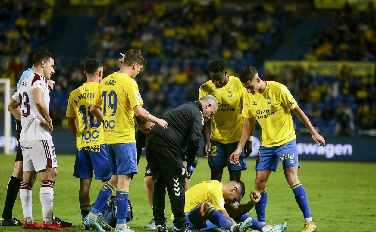 Vitolo, dolorido y derrumbado, tras su última lesión. 