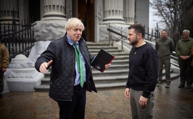 El ex primer ministro británico Boris Johnson durante la visita sorpresa que hizo este domingo a Ucrania, donde se reunió con Zelenski. 