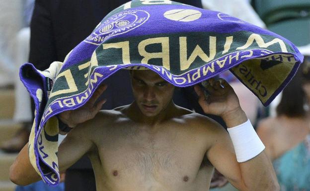 Nadal se seca el sudor en Wimbledon 2012.