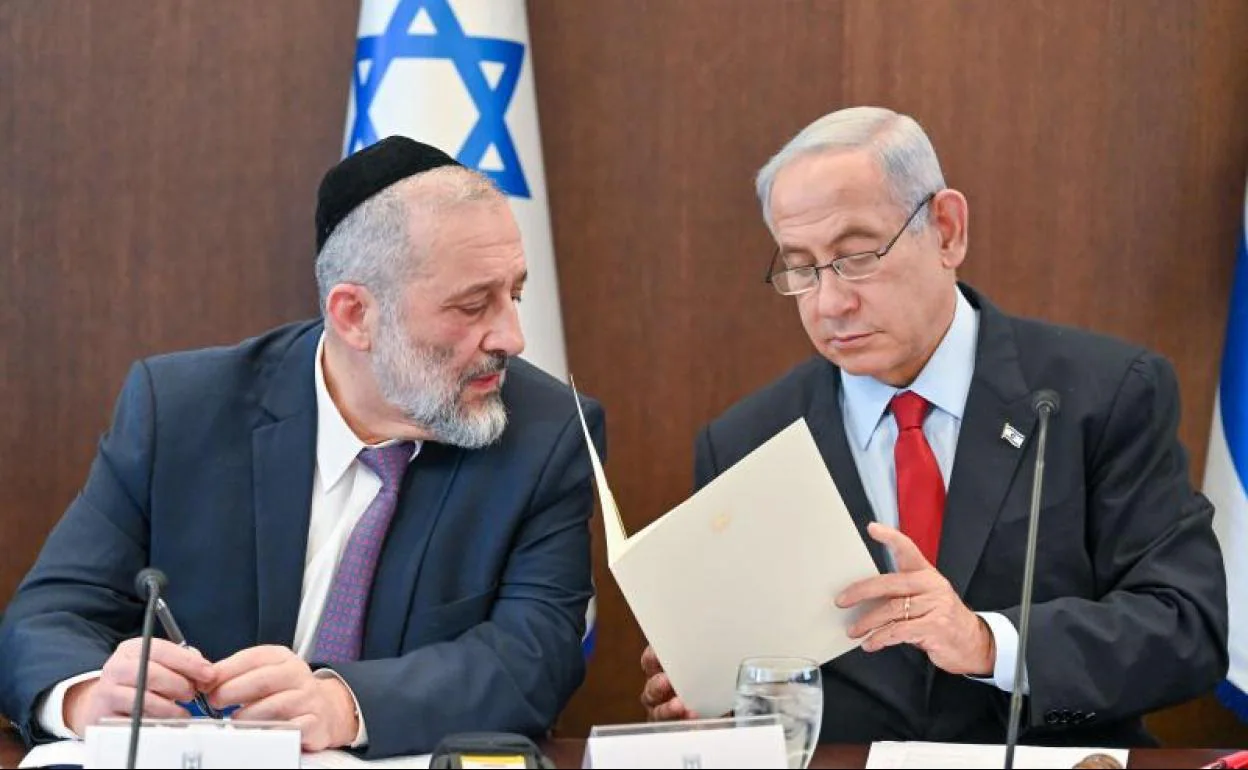 Benyamin Netanyahu junto a Aryeh Deri en la reunión del Consejo de Ministros celebrada este domingo. 