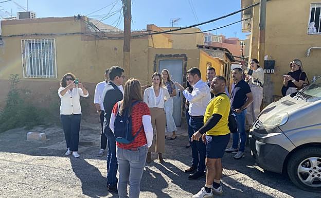 Un momento de la visita de los cargos de CC a las infraviviendas de la Alborada. 
