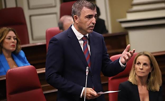 El presidente del PP en Canarias, Manuel Domínguez, en una intervención plenaria. 