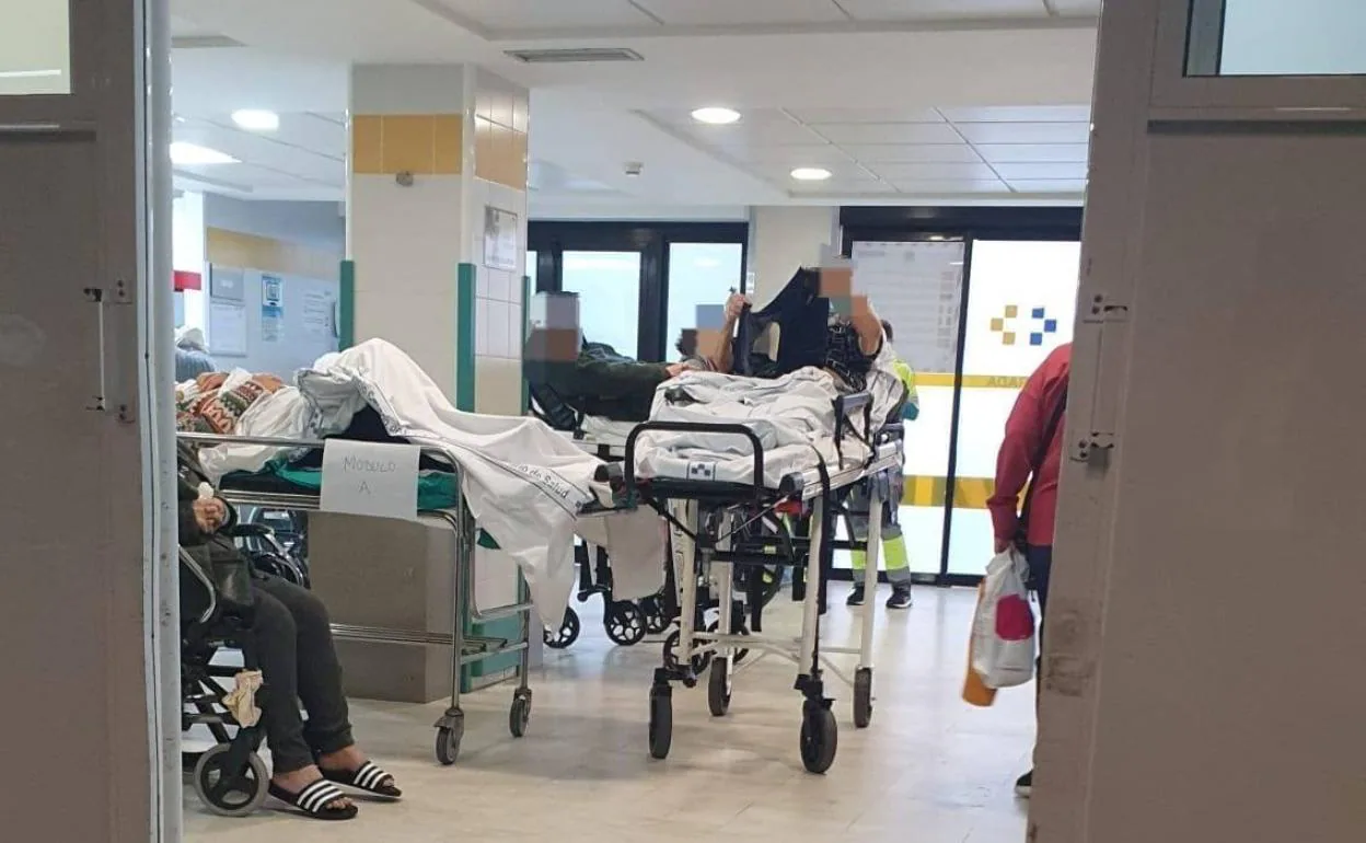 Imagen que presentaba este lunes la entrada del servicio de Urgencias del hospital Insular. 