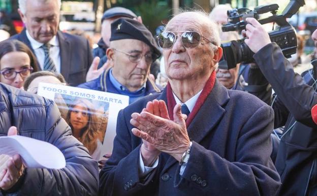 José Antonio Casanueva , abuelo de Marta del Castillo, en la concentración por el 14 aniversario de la desaparición de Marta.