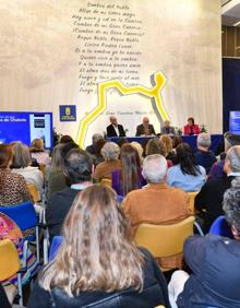 Imagen secundaria 2 - El patio del Cabildo de Gran Canaria lució lleno -muchas personas se quedaron de pie- durante la presentación del libro. 