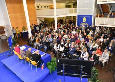 Imagen secundaria 1 - El patio del Cabildo de Gran Canaria lució lleno -muchas personas se quedaron de pie- durante la presentación del libro. 