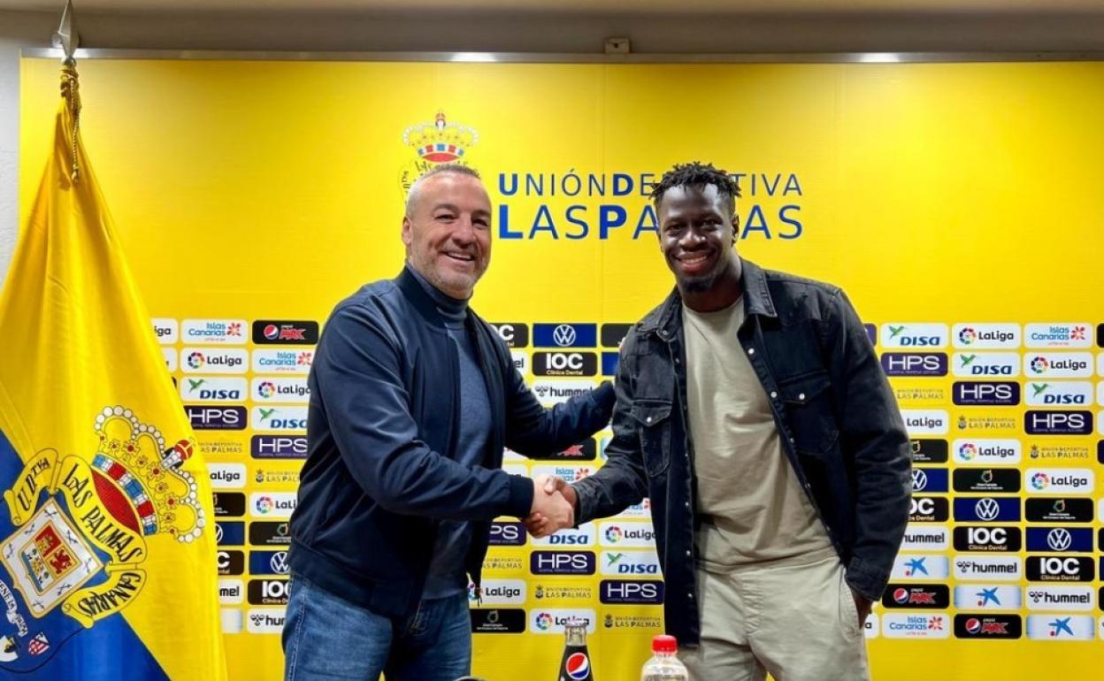 Miguel Ángel Ramírez junto a Mfulu, ambos estrechan la mano después de firmar el acuerdo. 