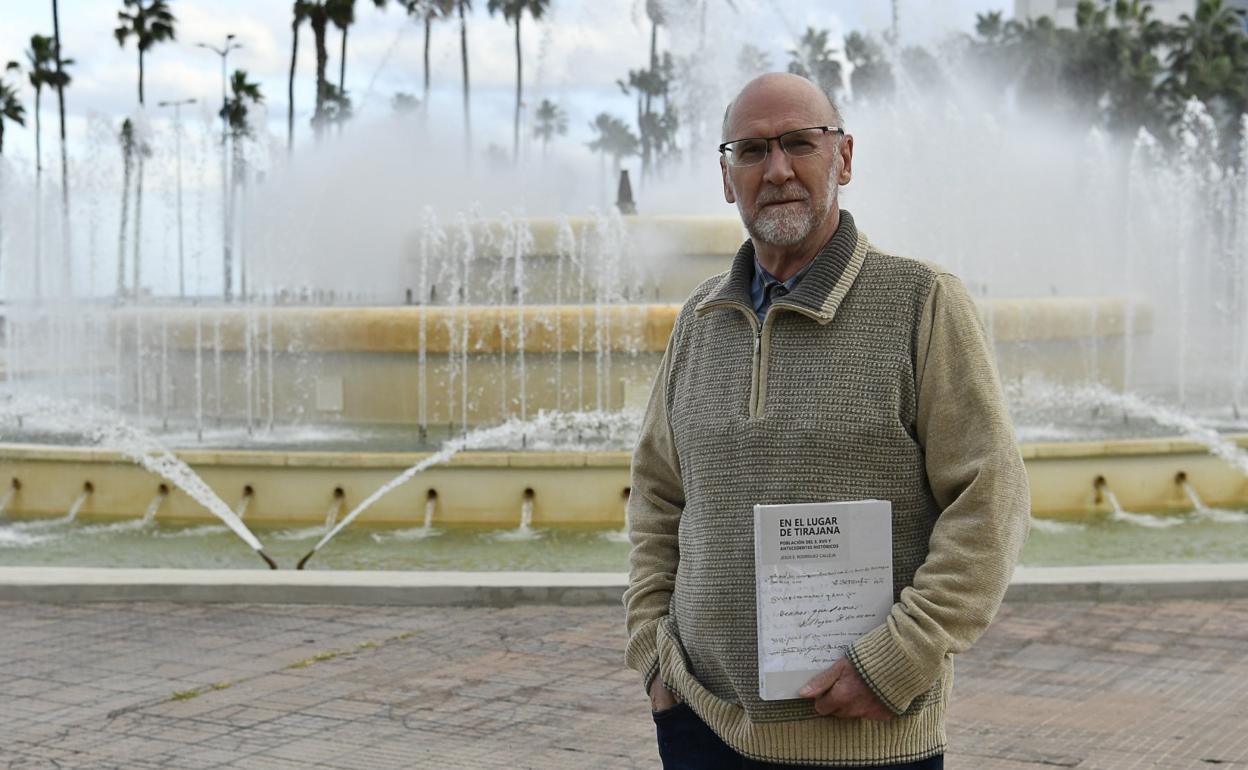 Jesús Rodríguez Calleja, con unejemplar del libro en sus manos. 