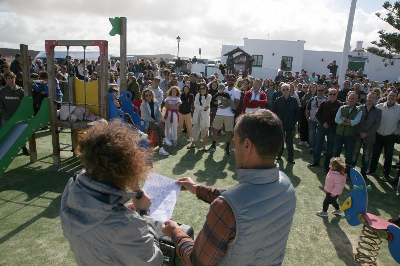 Los vecinos de La santa, durante una protesta contra el emisario de salmuera. /carrasco