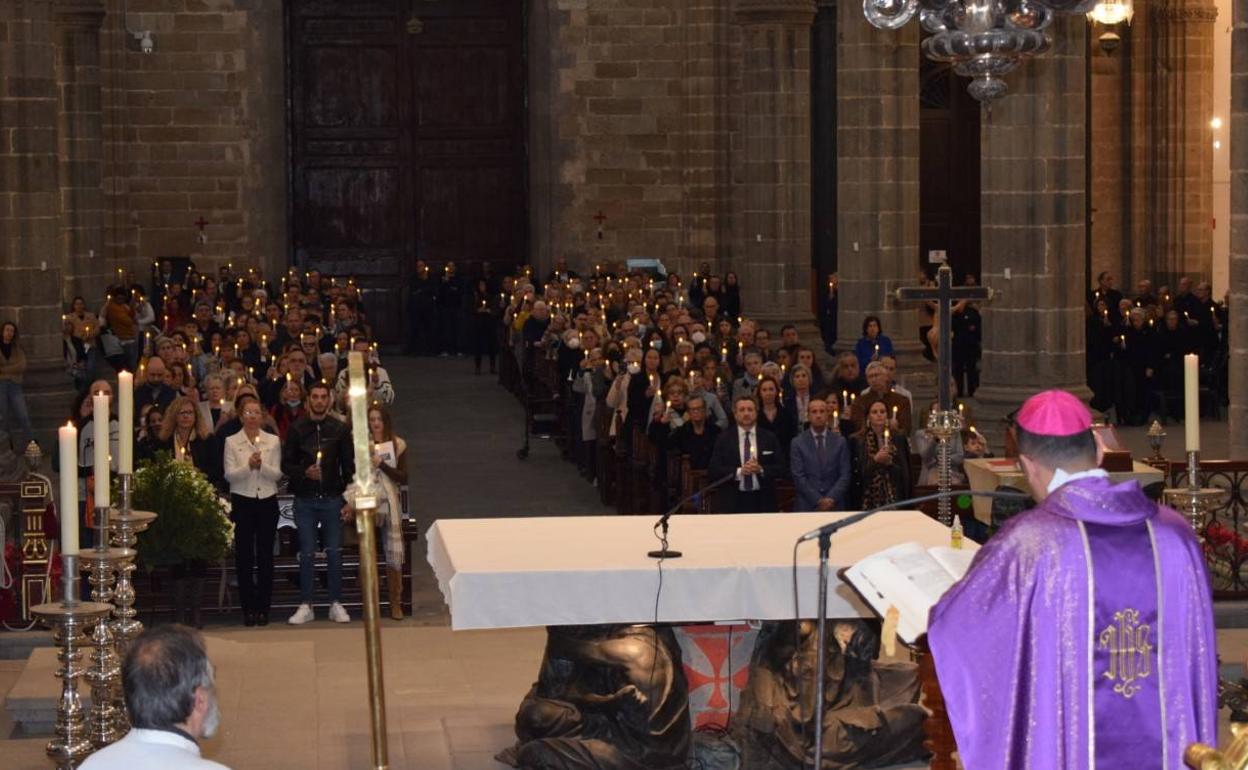 El primer memorial religioso de Mémora en Canarias, celebrado en la Catedral de Santa Ana. 