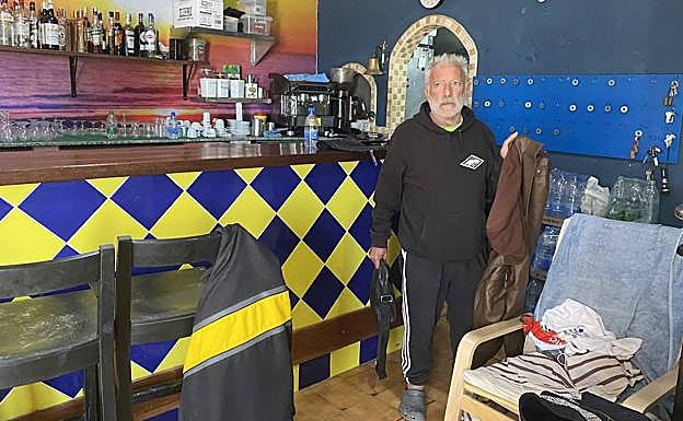 Francisco Ojeda, aún dentro del local, retirando sus cosas. 