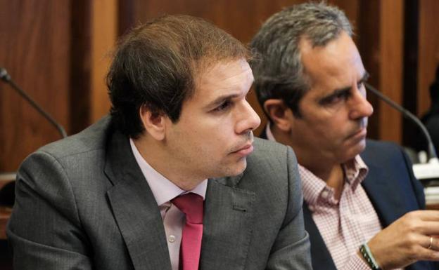 El consejero del PP Daniel Reyes, a la izquierda, durante una sesión plenaria del Cabildo de Gran Canaria. 