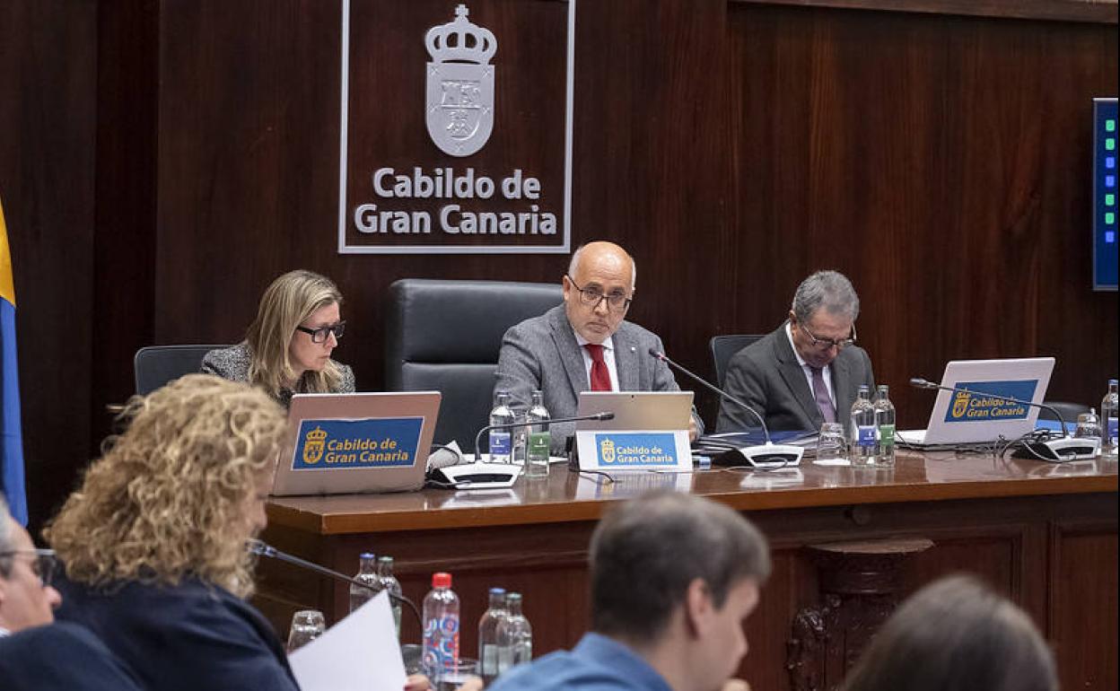 El presidente del Cabildo, Antonio Morales (centro), mira hacia los consejeros del PP en el pleno. 