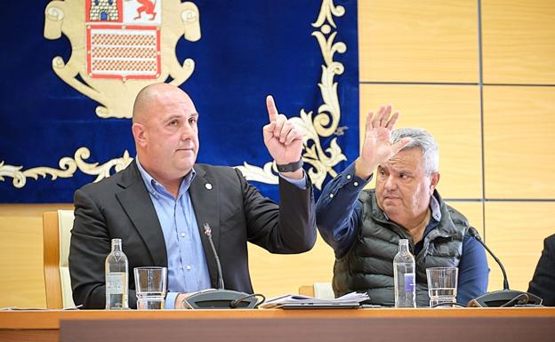 El presidente Lloret y el consejero Cabrera votan en contra de la moción del quorum. /Javier Melián / Acfi Press